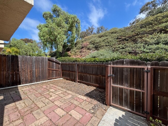 Building Photo - Spacious 3BD/2.5BA Townhouse in UTC W/ 2-C...