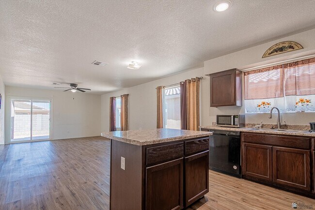 Foto del edificio - 7912 E 44th Ln