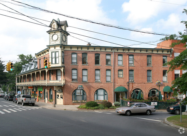 Building Photo - 526 Main St