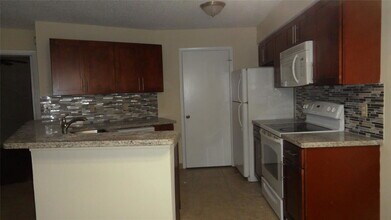 Building Photo - 9999 Summerbreeze Dr