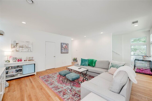 Foto del edificio - 708 E 45th St