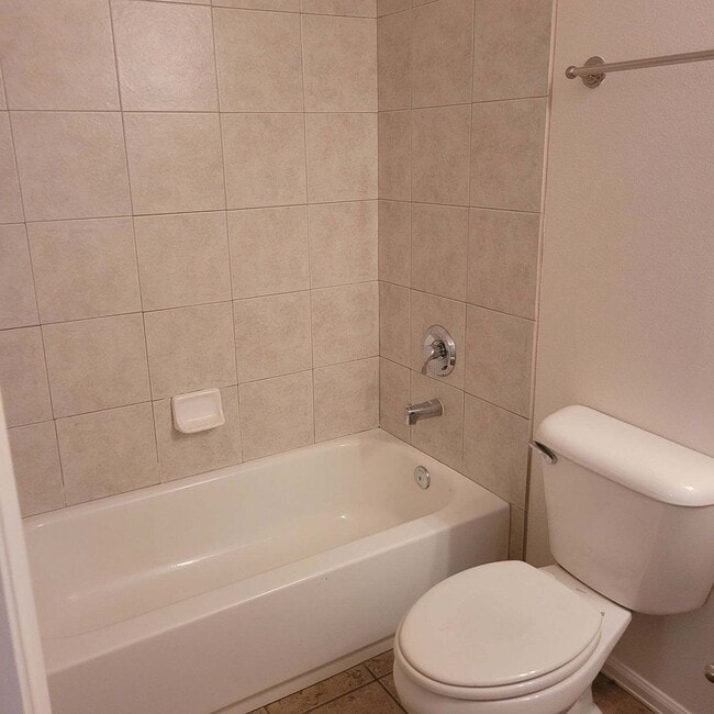 Building Photo - 3 bed 2 bath upstairs