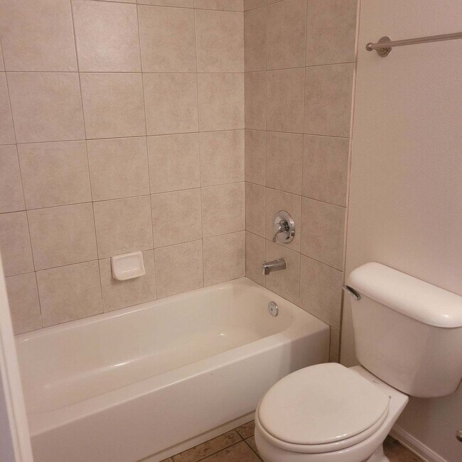 Foto del edificio - 3 bed 2 bath upstairs
