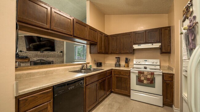 Building Photo - 5718 Champions Hill Dr