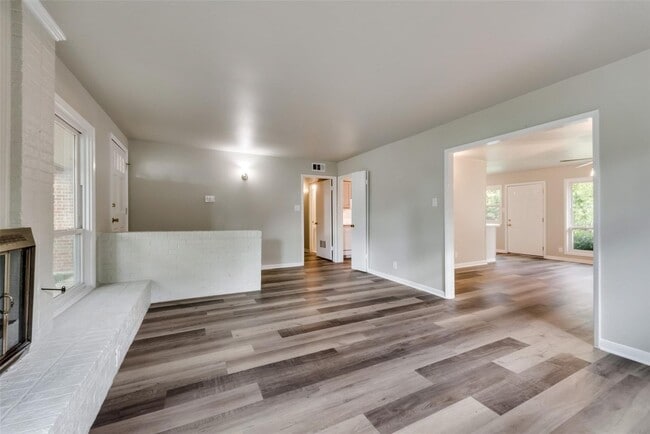 Foto del edificio - Fabulous modern house located in highly desirable Greenwood Hills