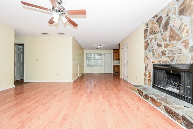 Foto del edificio - 155 Victoria Dr