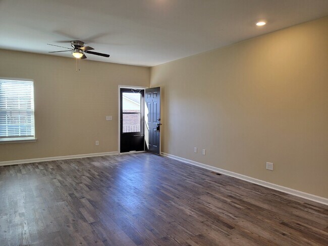 Building Photo - Spacious 2 bedroom, 2 full bath unit with ...