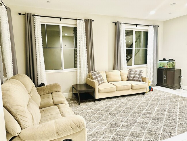 Building Photo - 31 Cortina Dr