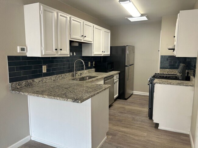 Foto del edificio - Remodeled 3 Bedroom 2 Bath  with cute back...