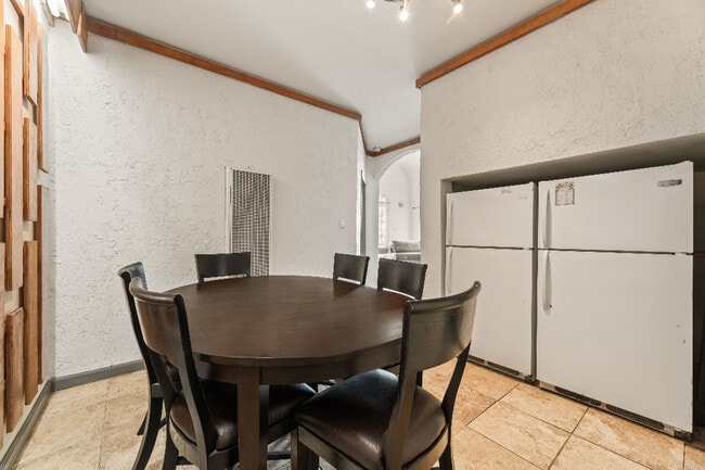 Foto del edificio - 2814 Ellendale Pl