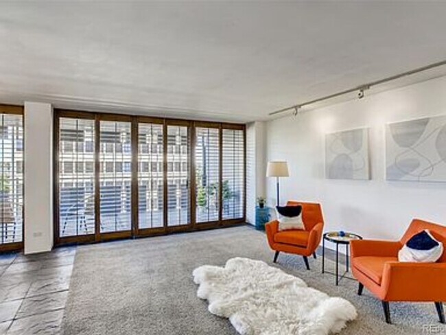 Foto del edificio - 790 N Washington St