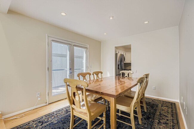 Building Photo - Evolve Real Estate: Charming 3 Beds/2 Bath...