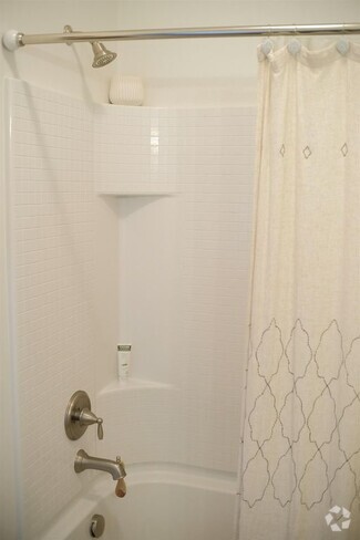 Building Photo - 2036 Pinecrest Dr