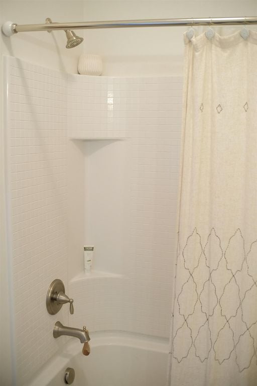 Upstairs bath - 2036 Pinecrest Dr (Nashville, TN)