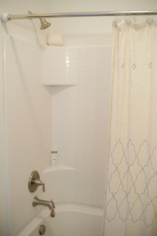 Upstairs bath - 2036 Pinecrest Dr Townhome