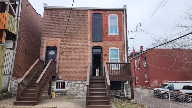 Foto del edificio - Elegant Two-Bedroom Duplex Retreat in the Heart of St. Louis