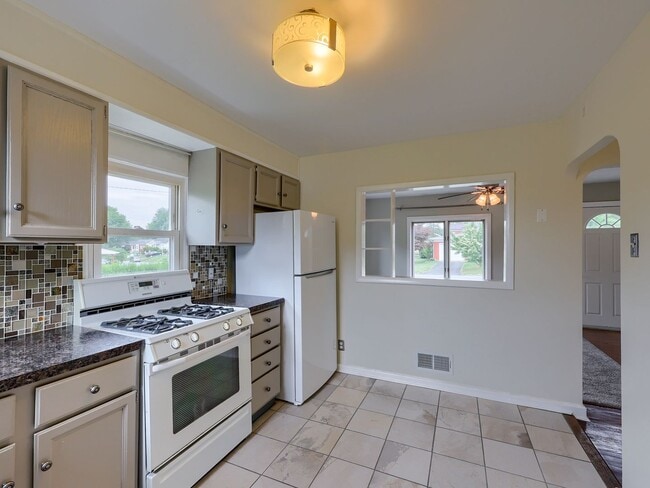 Building Photo - Adorable 2 Bedroom Single Family Home