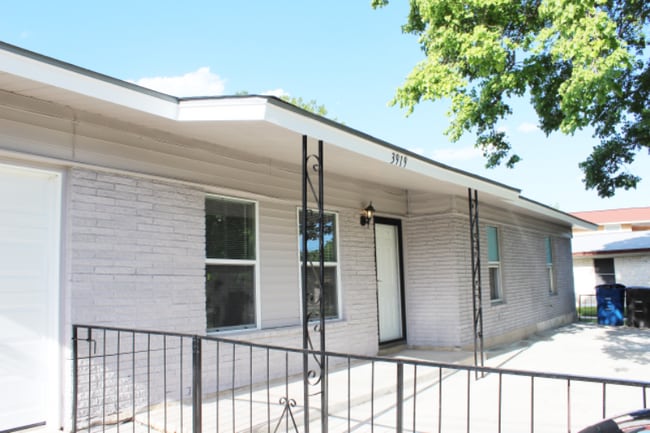 Building Photo - 3919 Maxine Dr