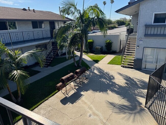 Foto del edificio - Long Beach 2 bed 1.5 Bath Condo - Pool, Laundry, & Parking included!