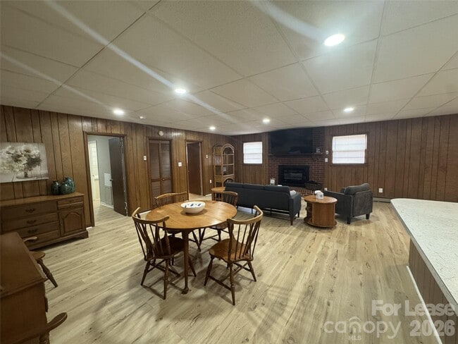Foto del edificio - 319 Connelly Springs Rd