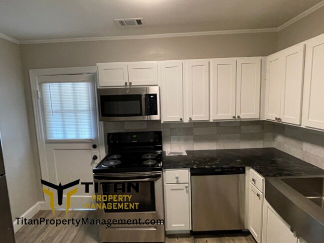 Building Photo - Charming Downtown Apartment