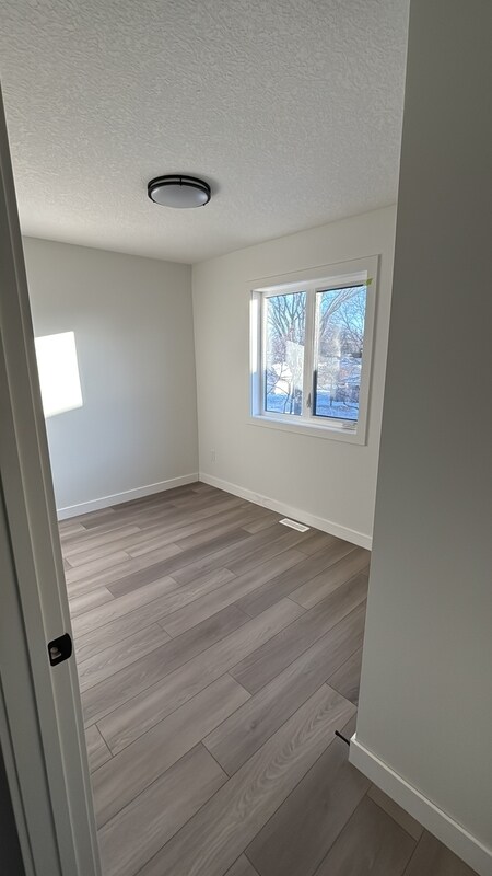 Photo du bâtiment - 11012 132 St NW