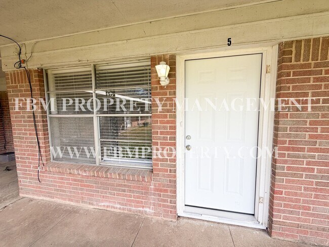 Foto del edificio - 300 E San Saba Ave