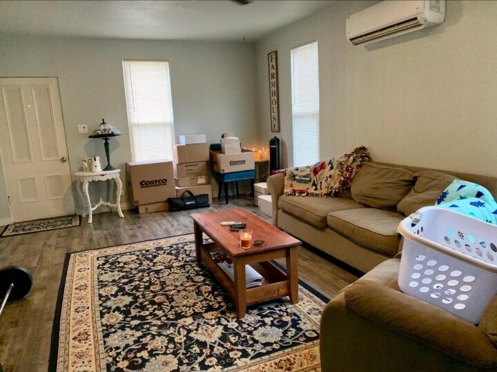 Foto principal - 312 E Spring St