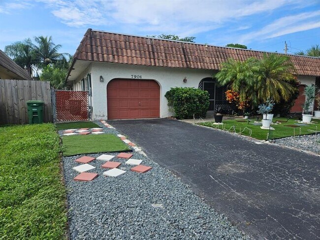 Foto del edificio - 7904 NW 70th Ct