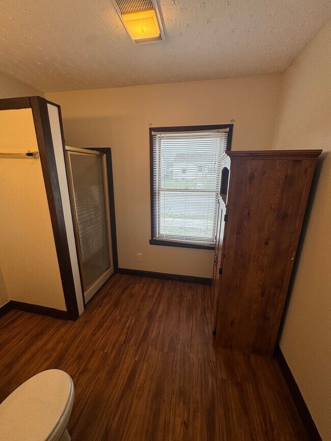 Foto del edificio - Beech Grove Downtown 3 BR/2BA single family home for rent, large deck and fenced yard with livabl...