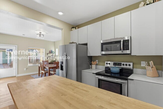 Foto del edificio - 4 Bed/3 Bath Townhome with Fenced Yard & Garage / Available Now!