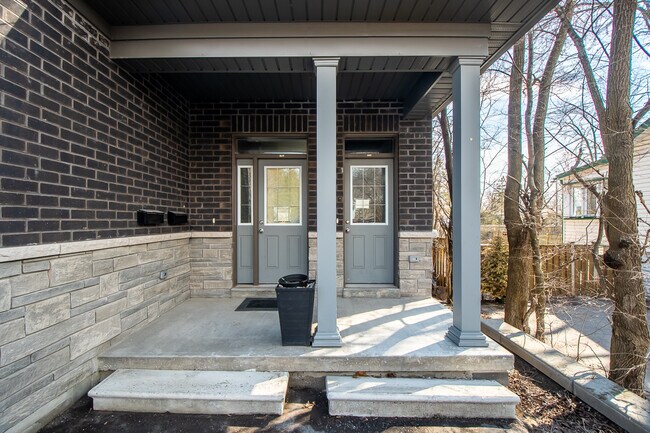 Photo du bâtiment - 805 B Dundas St W