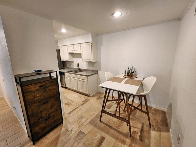 Foto del edificio - 1860 White Oak Drive Unit 221