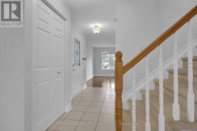 Building Photo - 8 Riverbank Ct