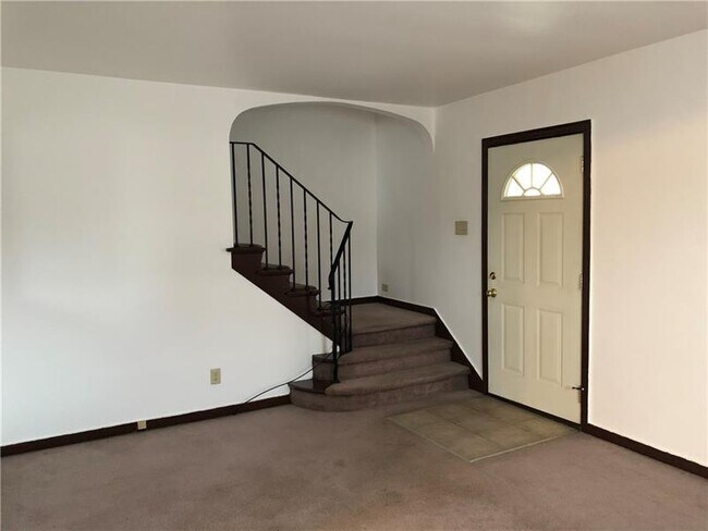 Building Photo - 213 2nd St