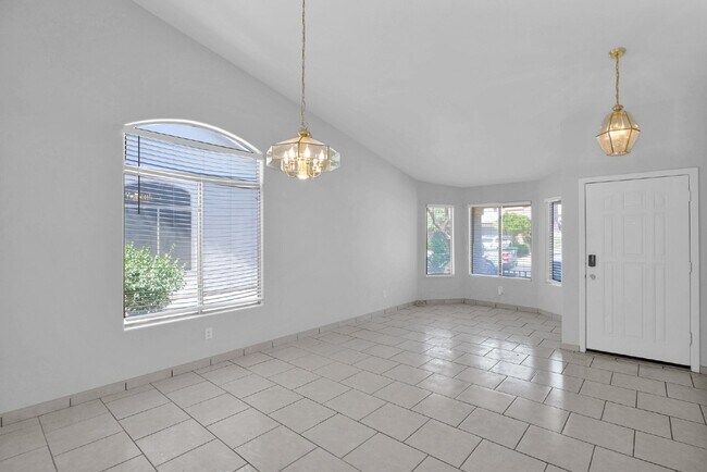 Building Photo - Spacious Litchfield Park 4/2.5! Landlord o...