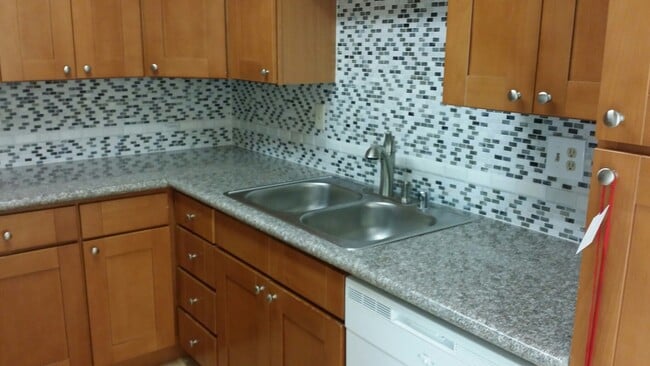 Building Photo - UTC Duplex 1475 Sq Ft 3 bedroom 1.5 ba woo...