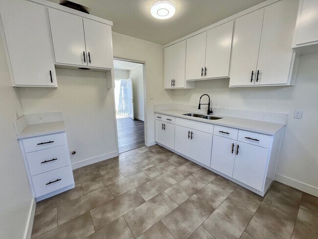 Foto del edificio - 4467 W. 131st St.