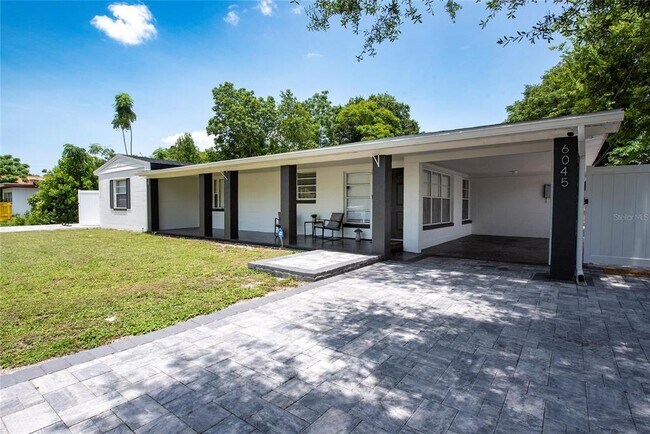 Foto del edificio - 6045 Sage Dr