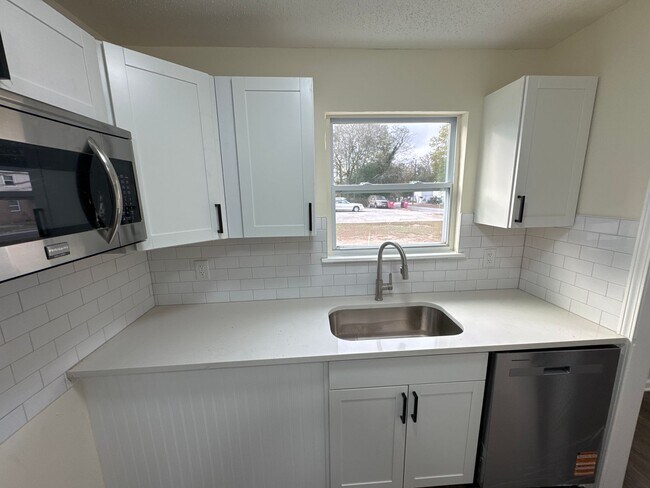 Foto del edificio - 4082 Forest Ave W