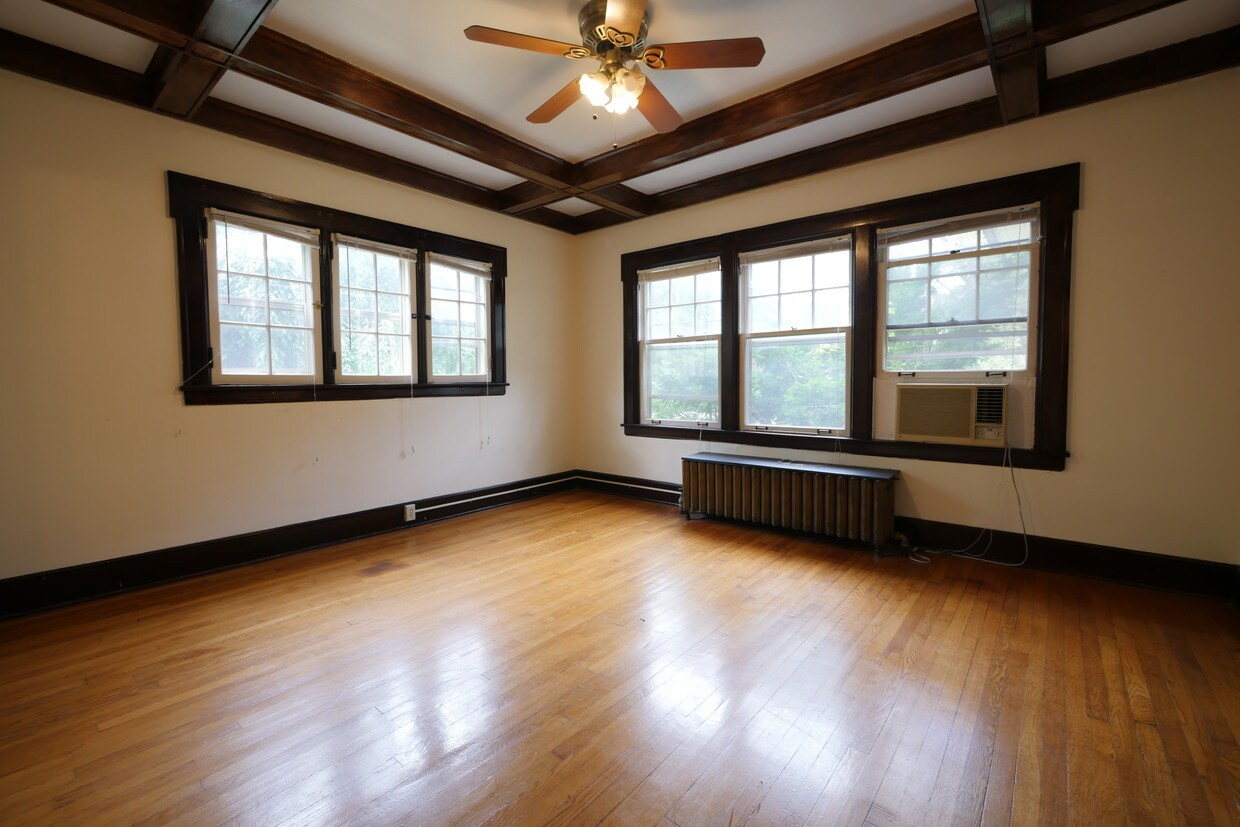 Sala de estar con ventilador y Casablanca; Reemplazo de la zona - 723 W South St