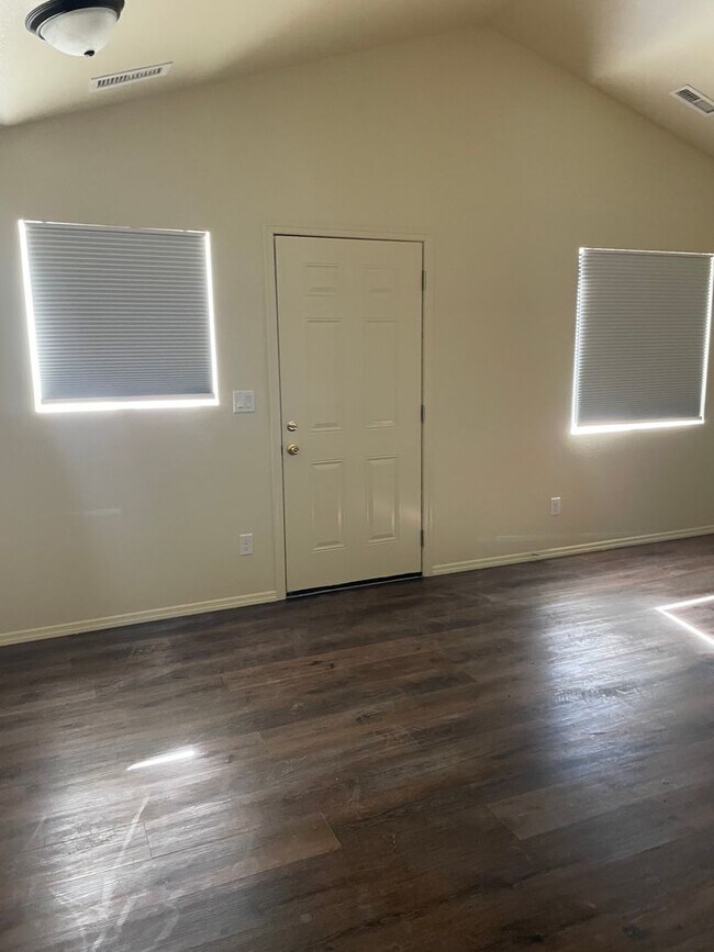 Building Photo - 4 Bedroom 3.5bathroom