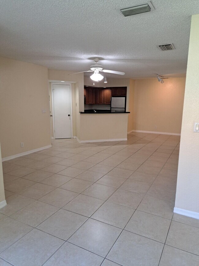 Foto del edificio - 3470 Pinewalk Dr N