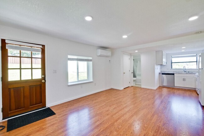 Foto del edificio - Must See 1 Bed 1 Bath Cottage in the heart...