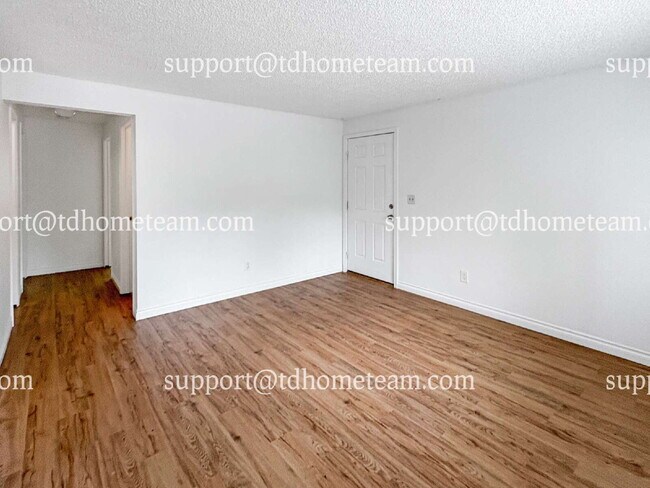 Building Photo - "Charming Tacoma Duplex: Cozy 2-Bed, 1-Bat...
