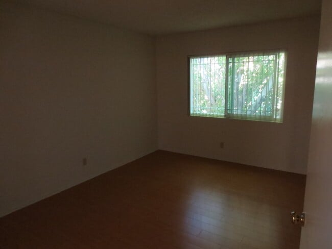 Building Photo - 10611 Moorpark St