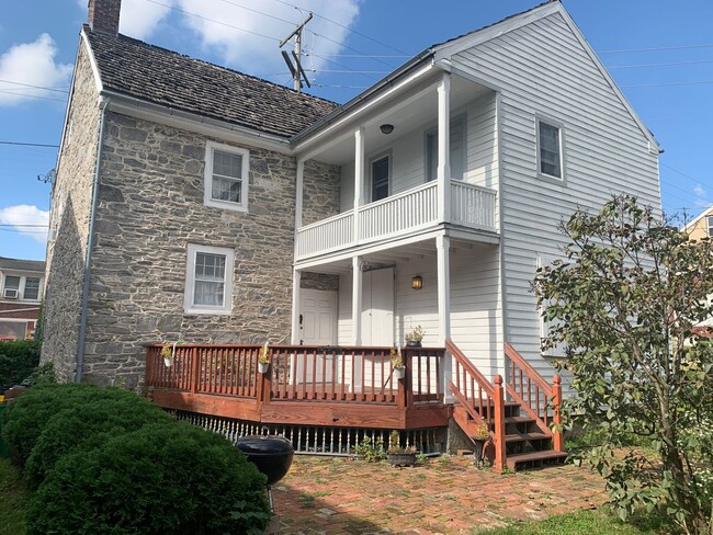 Building Photo - Historic Limestone 2 Bedroom 2 Bath House ...