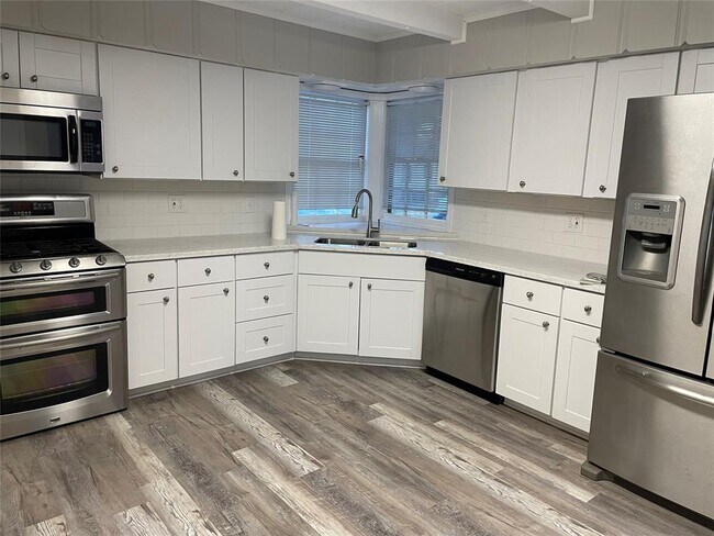 Building Photo - 7 E Southlawn Ave