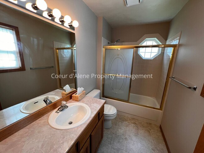 Foto del edificio - 8233 N Ridgewood Dr