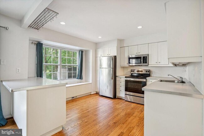 Foto del edificio - 9909 Hemlock Woods Ln